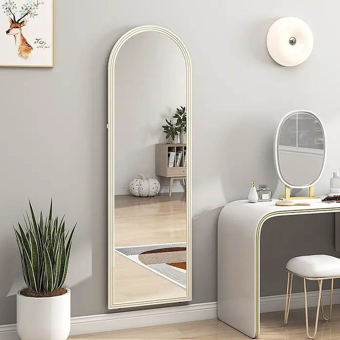 HOMCOM-Ganzkörperspiegel-50L x 3,7B x 160H cm-Weiß -  - Ganzkörperspiegel mit gewölbtem cremefarbenem Rahmen, in einem Raum neben einem Schminktisch stehend.
