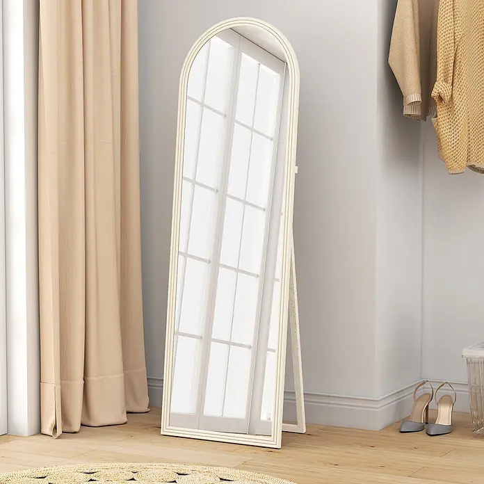 HOMCOM-Ganzkörperspiegel-50L x 3,7B x 160H cm-Weiß -  - Cremefarbener gewölbter Ganzkörperspiegel, freistehend auf Holzboden in einem Zimmer.