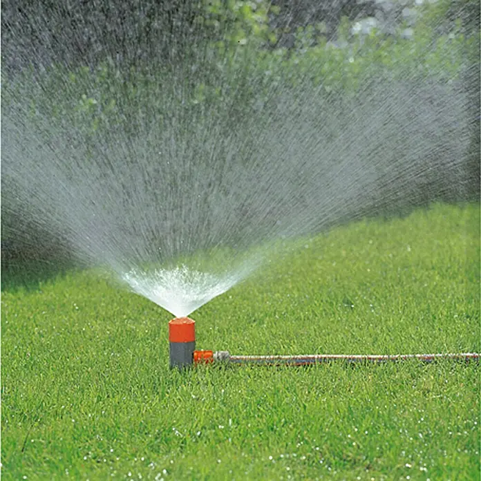 Gardena Classic Sprühregner Fox - Max. Regnerfläche: 0 m² - 100 m², Erdspieß - Rasensprenger in Aktion, bewässert den grünen Rasen.