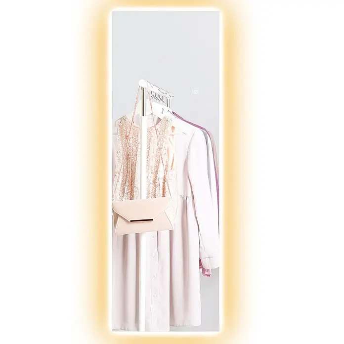 Homcom Standspiegel - Schwarz, Metall - Ganzkörperspiegel mit warm leuchtendem Rahmen, der ein Pailletten-Top, ein langes Hemdblusenkleid und eine pinke Clutch an einem Kleiderbügel spiegelt.