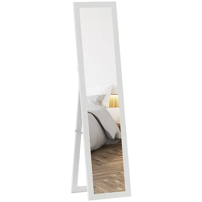 Homcom Standspiegel - Transparent, Glas - Weiß gerahmter Ganzkörperspiegel mit Ständer, der eine Schlafzimmerszene mit Bett und Holzboden widerspiegelt.