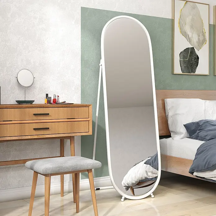 HOMCOM-Ganzkörperspiegel-40L x 3B x 120H cm-Transparent -  - Weißer, gewölbter Ganzkörperspiegel neben einem Holzschminktisch und grauem Hocker im Schlafzimmer.