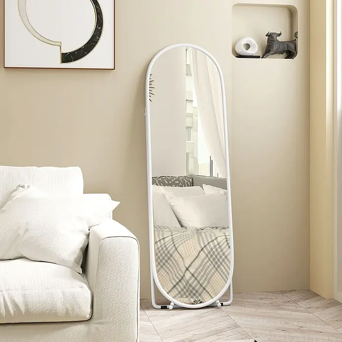 HOMCOM-Ganzkörperspiegel-40L x 3B x 120H cm-Transparent -  - Weißer bogenförmiger Standspiegel, der ein Bett in einem gemütlichen Raum reflektiert.