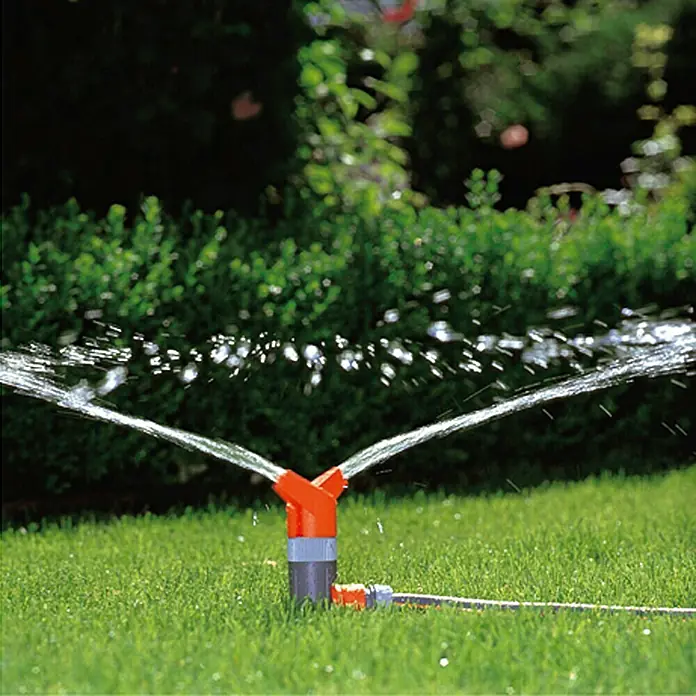 Gardena Classic Rundsprenger Foxtrott - Max. Regnerfläche: 9 m² - 130 m², Erdspieß - Rasensprenger in Aktion, der den Rasen mit zwei Wasserstrahlen bewässert. Ideal für Gartenbewässerung und Rasenpflege.