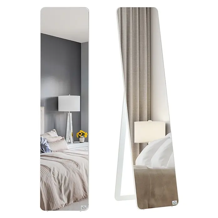 Homcom Standspiegel - Weiß, Glas - Weißer Ganzkörperspiegel mit Ständer, der ein Schlafzimmer reflektiert.