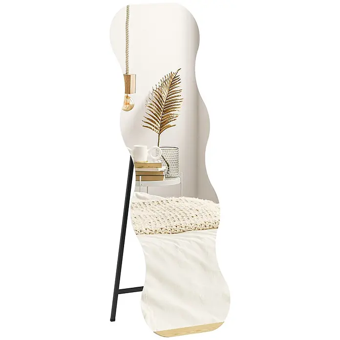 Homcom Standspiegel - Gold, Glas - Hoher, schwarz gerahmter Wellenspiegel, der ein Schlafzimmer mit Hängelampe, goldener Palmblattdeko und Bett reflektiert.