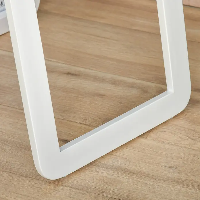 Homcom Standspiegel - Weiß, Glas - Weißes Möbelbein mit abgerundeter Ecke auf hellem Holzfußboden.