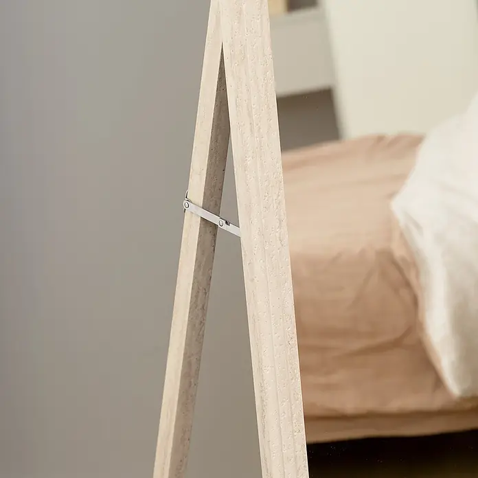 Homcom Standspiegel - Weiß, Glas - Hellbrauner, texturierter Steinspiegel mit Standfuß, der ein Schlafzimmer reflektiert.