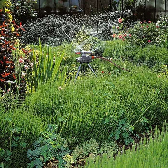 Gardena Comfort Kreisregner Mambo - Kunststoff, Max. Regnerfläche: 9 m² - 310 m², Beregnungsfläche einstellbar - Gartenbewässerung mit einem Rasensprenger, der das grüne Gras und die Pflanzen mit Wasser versorgt. Praktische Gartenhilfe.