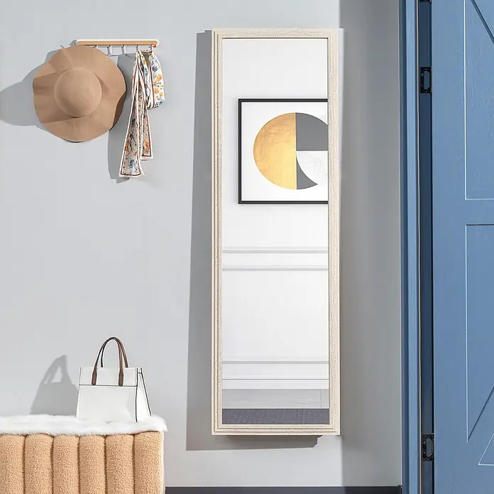 Homcom Standspiegel - Weiß, Glas - Ein Ganzkörperspiegel mit hellem, texturiertem Rahmen steht vertikal in einem Eingangsbereich und reflektiert ein modernes Kunstwerk.
