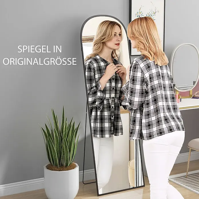 HOMCOM-Ganzkörperspiegel-50L x 1,5B x 161,5H cm-Schwarz -  - Schwarzer Ganzkörperspiegel mit Bogen, von einer Frau zum Anprobieren genutzt.
