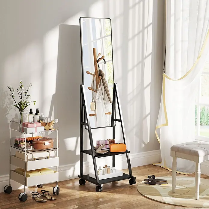 Homcom Standspiegel - Gold, Glas - Ein schwarzer Ganzkörperspiegel mit integrierter Holzgarderobe und Rollregalen, Kleidung und Kosmetik haltend.