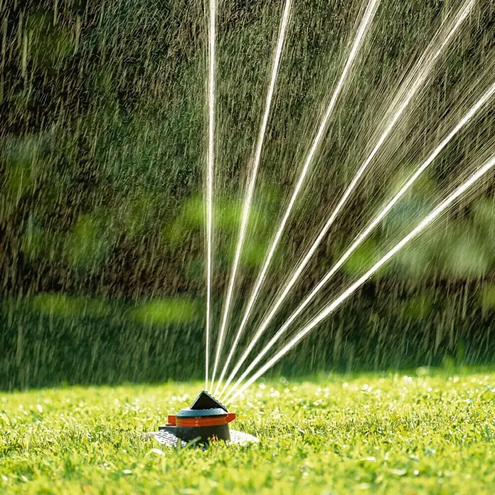 Gardena Comfort Teil- & Vollkreisregner Tango - Kunststoff, Max. Regnerfläche: 9 m² - 310 m² - Rasensprenger im Einsatz: Bewässerung mit feinen Wasserstrahlen für einen grünen und gesunden Rasen.