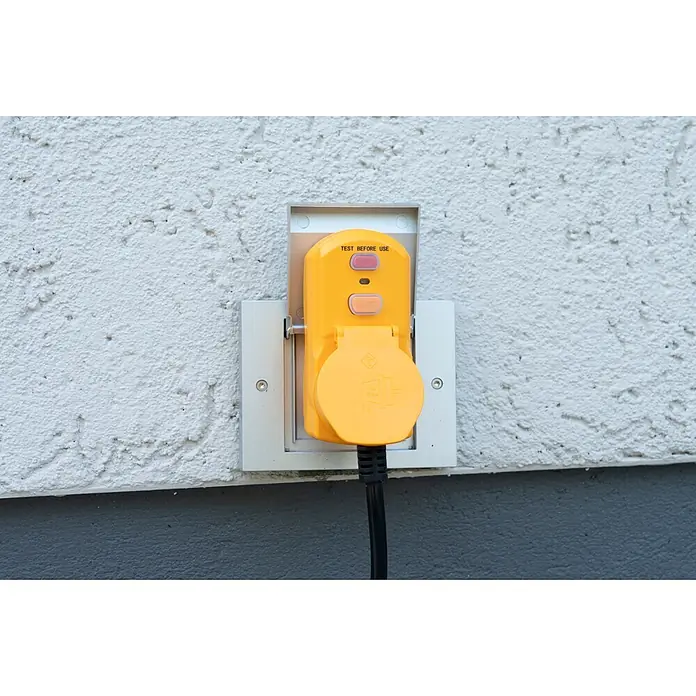 Brennenstuhl Schutzadapter BDI-A 2 30 - Polanzahl: 2 Stk., IP54, 16 A, Gelb - Gelbe Außensteckdose mit FI-Schutzschalter und Schutzklappe, an Wand montiert, mit Kabel.