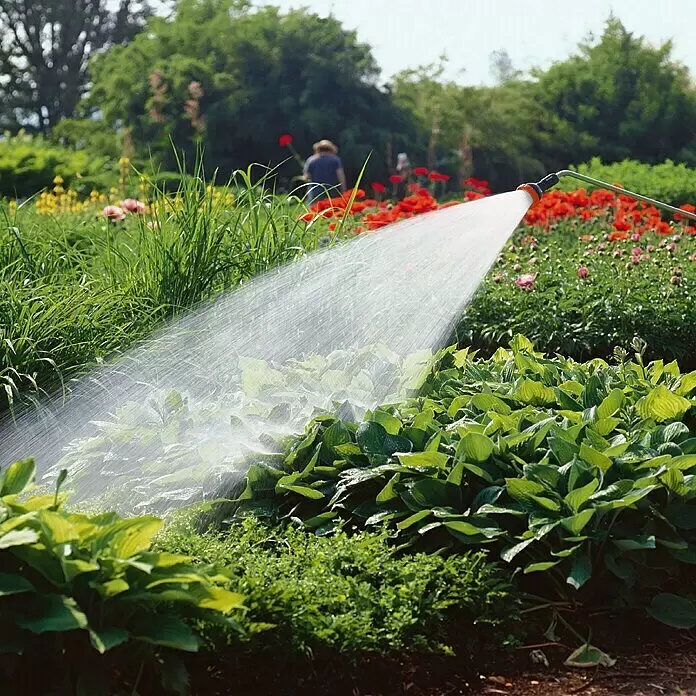Gardena Profi-System Spritz-Gießstab - Länge: 92 cm, Metall/Kunststoff, Anzahl Sprühformen: 3 Stk. - Anwendungsbeispiel
