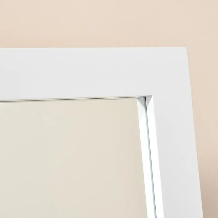 HOMCOM-Standspiegel-B47 x T46 x H148 cm-Weiß -  - Weißer Spiegelrahmen mit sichtbarer Glasscheibe, die einen hellen, neutralen Ton reflektiert.