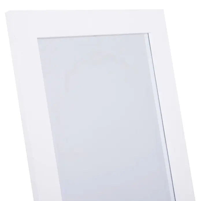 Homcom Standspiegel -  - Nahaufnahme eines schräg stehenden weiß gerahmten Spiegels mit schlichtem Design.