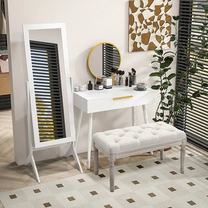 HOMCOM-Standspiegel-B47 x T46 x H148 cm-Weiß -  - Weißer Schminktisch mit rundem goldgerahmtem Spiegel, passender gepolsterter Bank und weißem Standspiegel in einem modernen Raum.
