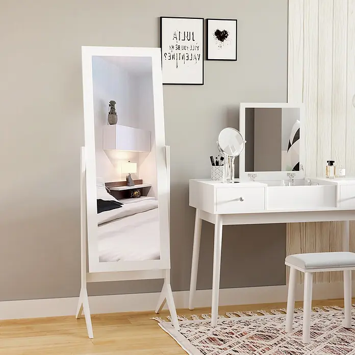 Homcom Standspiegel -  - Weißer Ganzkörperspiegel steht in einem Schlafzimmer, neben einem weißen Schminktisch mit Hocker. Ideal für Ankleidebereiche.