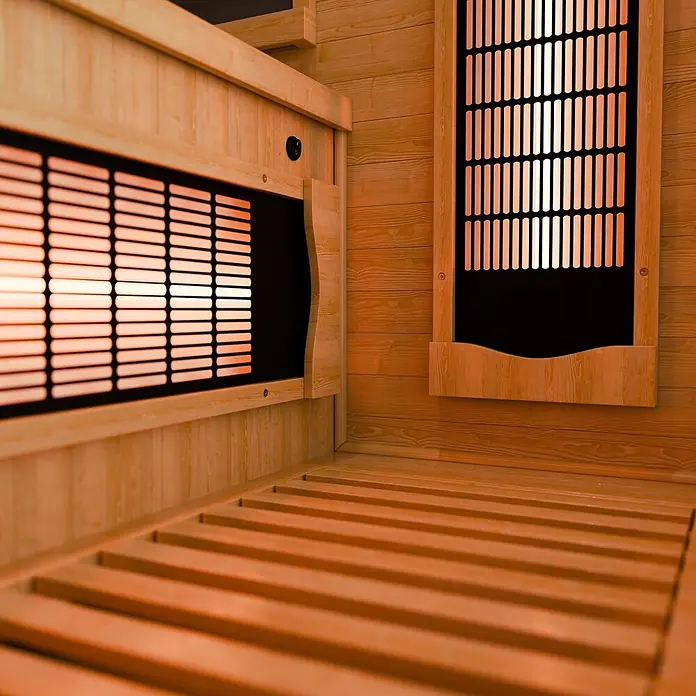 Infrarotkabine Kiruna90 Premium -  - Infrarotsauna-Innenraum aus hellem Holz mit Lattenrost und glühenden Infrarotstrahlern.