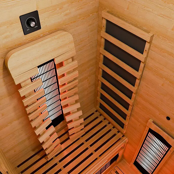 Infrarotkabine Kiruna90 Premium -  - Innenraum einer Infrarotsauna aus Holz mit glühenden Heizungen und Temperaturregler.