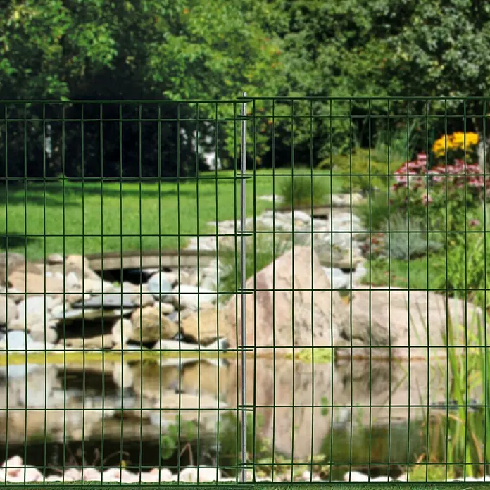Bellissa Teichschutzzaun - 76 x 80 cm - Gartenzaun aus grünem Metalldrahtgeflecht vor einem Teich mit Steinen. Der Zaun bietet Sicherheit und fügt sich in die natürliche Umgebung ein.