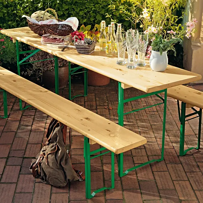 Sunfun Bierzeltgarnitur - 3 -tlg., Nadelholz/Stahl, Klappbar, Naturbraun/Grün, Tisch (L x B x H): 220 x 50 x 77 cm, Bank (B x T x H): 220 x 25 x 49 cm, Ohne Rückenlehne - Einladender Biergartentisch mit Bänken, gedeckt mit Brot, Wurst, Getränken und Blumen, perfekt für gesellige Stunden im Freien.
