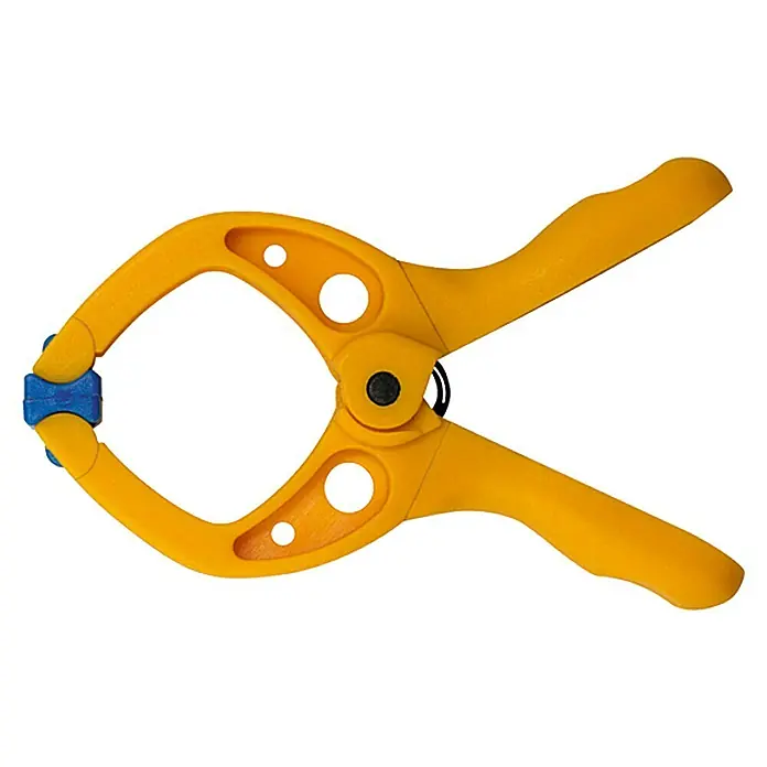 Wolfcraft Federzwinge Microfix - Spannweite: 20 mm, Ausladung: 20 mm - Gelbe Federklemme mit blauen Spitzen. Das Werkzeug ist zum Halten von Gegenständen konzipiert und hat Löcher zur Gewichtsersparnis.