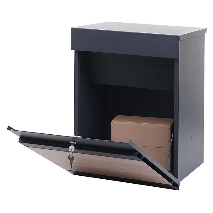 Mendler Paketkasten HWC-K41 Metall - verzinkt anthrazit-Holzoptik -  - Dunkelgraue Paketbox mit Holzoptik-Front, geöffnet mit zwei Paketen und Schlüsseln im Schloss.