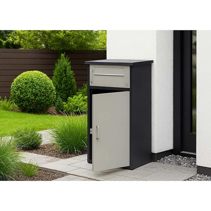 Mendler Paketkasten HWC-O51 Stahl 78x49x38cm - dunkelgrau/hellgrau -  - Moderne, freistehende Paketbox in Schwarz und Hellgrau mit offener unterer Tür, neben einem Hauseingang mit Garten.