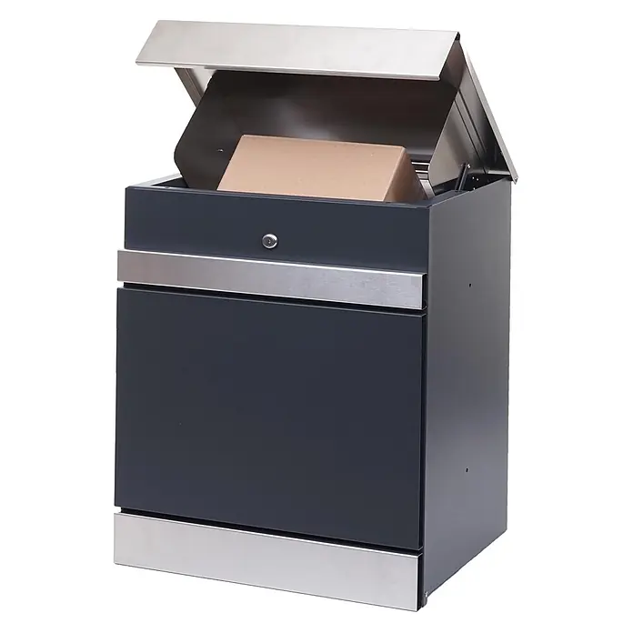 Mendler Paketkasten HWC-K41 Metall - Edelstahl verzinkt anthrazit -  - Dunkelgrauer Paketbriefkasten mit Edelstahlakzenten, oben geöffnet, mit einem Karton darin.
