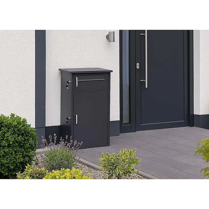 Mendler Paketkasten HWC-O51 Stahl 78x49x38cm - dunkelgrau -  - Anthrazitfarbener freistehender Paket- und Briefkasten mit Schlössern, neben einer modernen dunkelgrauen Haustür.