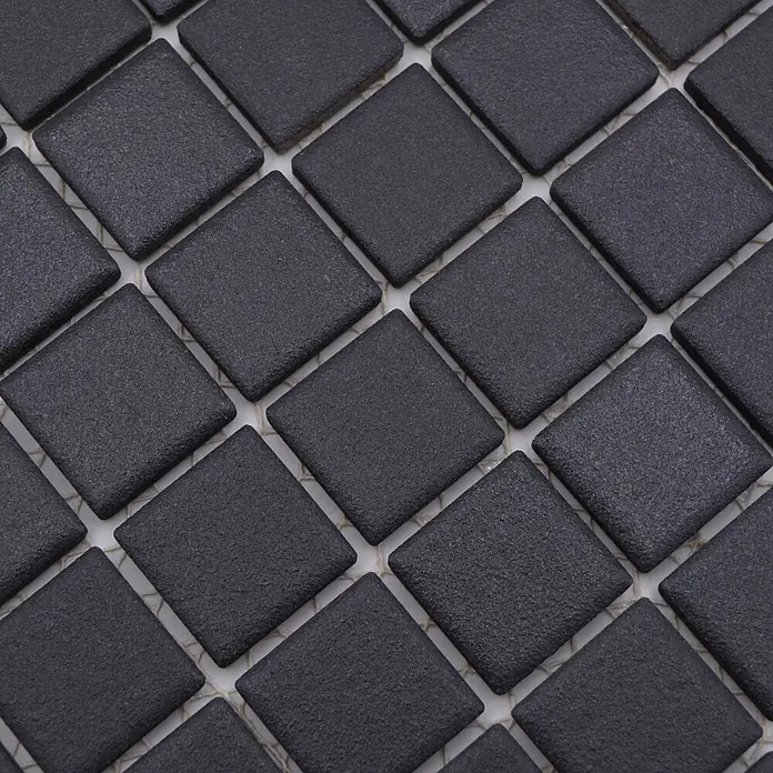 Mosaikfliese Quadrat Uni AT 891 - 32,6 x 30 cm, Schwarz, Matt - Nahaufnahme von schwarzen, texturierten quadratischen Mosaikfliesen, die in einem Gitter angeordnet sind.