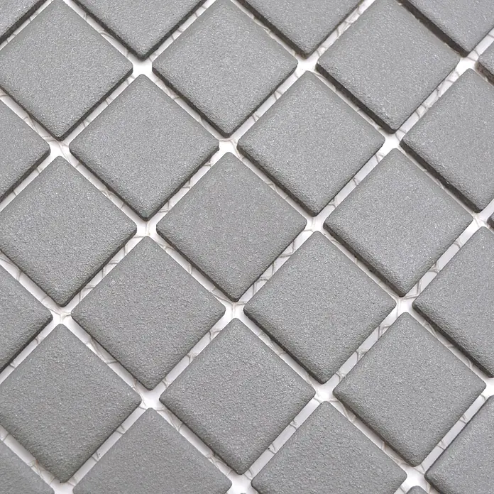 Mosaikfliese Quadrat Uni AT 950 - 32,6 x 30 cm, Grau, Matt - Graue, texturierte Rauten-Mosaikfliesen auf einem Netz.
