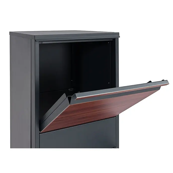 Mendler Paketkasten HWC-G80 - verzinkt anthrazit Holzoptik Dunkelbraun -  - Dunkelgraue Paketbox aus Metall mit geöffneter Einwurfklappe mit rotbraunem Holzpaneel.