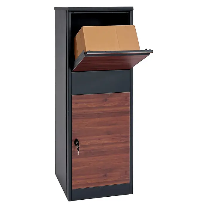 Mendler Paketkasten HWC-G80 - verzinkt anthrazit Holzoptik Dunkelbraun -  - Dunkelgraue Paketbox mit brauner Holzoptik-Front. Ein Paket steckt im geöffneten Einwurfschlitz; die untere Tür hat ein Schloss.