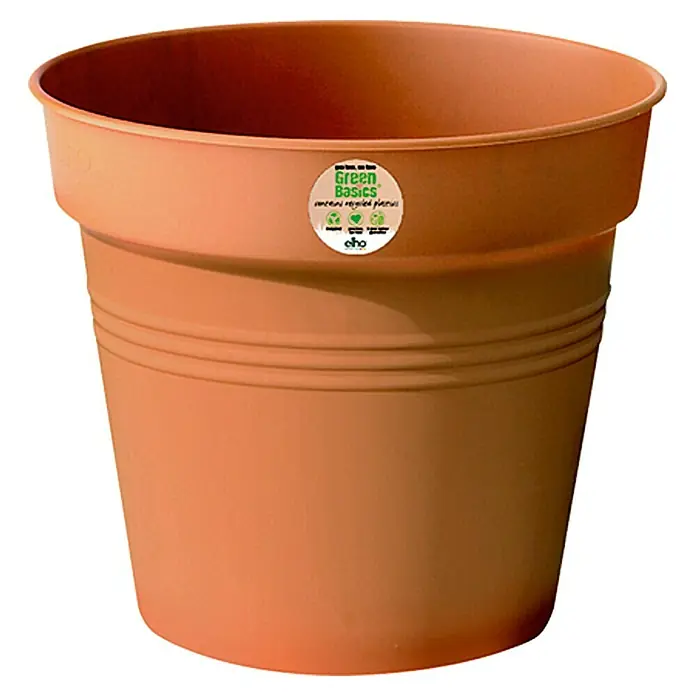 Elho Green Basics Maceta para planta + plato redondo - Dimensiones externas (Ø x Al): 27 x 25 cm, Plástico, Terracota - Primer plano de una maceta de terracota Green Basics, ideal para uso interior y exterior, fabricada con plástico reciclado.