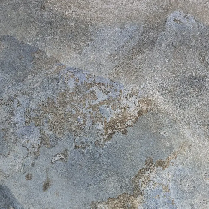 Feinsteinzeugfliese Tivoli Stone - 60 x 119,5 cm, Ocean, Glänzend - Texturierte blaugraue Stein- oder Betonoberfläche mit rostbraunen Variationen.