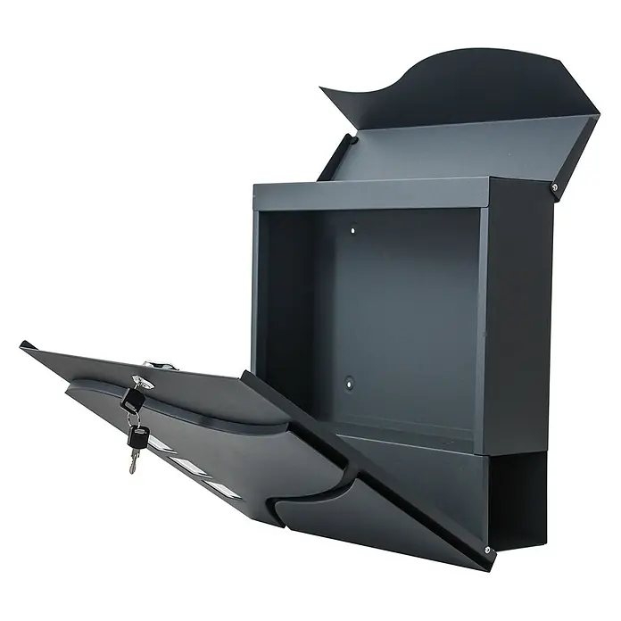 Mendler Briefkasten HWC-B31, pulverbeschichtet - anthrazit -  - Dunkelgrauer Metallbriefkasten mit geöffneter Klappe und Tür, Schlüssel am Schloss hängend.