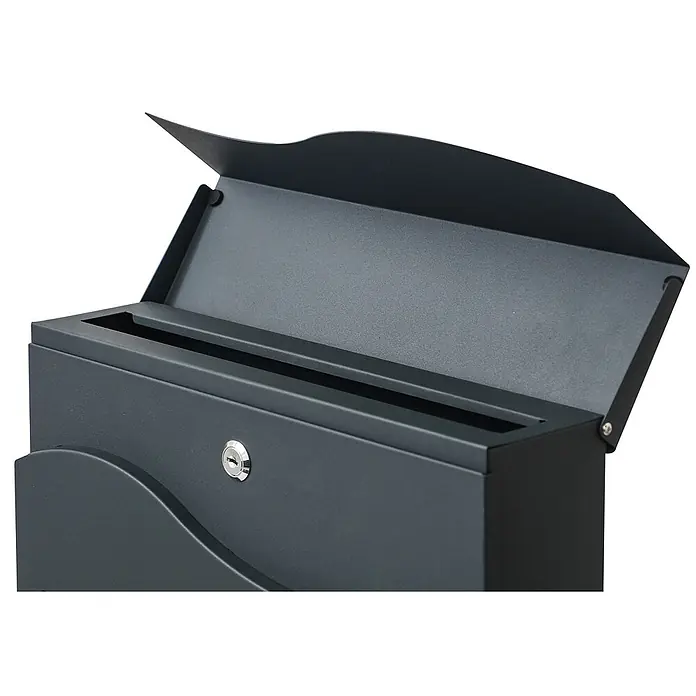 Mendler Briefkasten HWC-B31, pulverbeschichtet - anthrazit -  - Dunkelgrauer Metallbriefkasten mit geöffnetem Deckel, der den Einwurfschlitz und ein Schlüsselloch zeigt.
