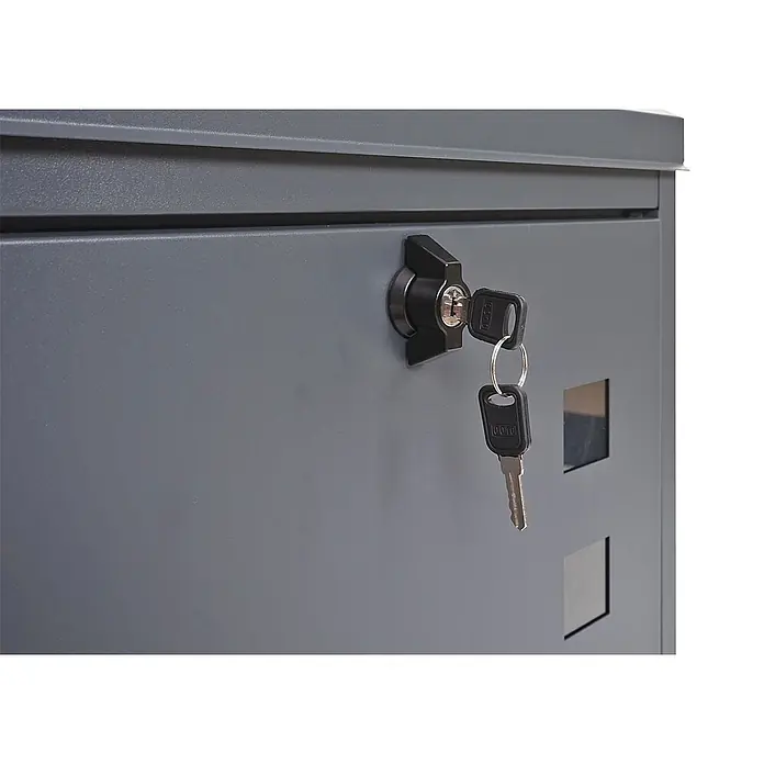 Mendler XXL Briefkasten HWC-H26 52x44x25cm - anthrazit-schwarz -  - Grauer Metallschrank mit einem schwarzen Schloss und zwei Schlüsseln im Schlüsselloch.