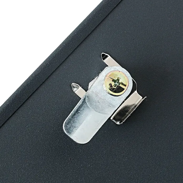 Mendler Briefkasten HWC-B28,pulverbeschichtet ~ anthrazit -  - Silberfarbenes Metall-Hebelschloss mit Messingschraube, auf dunklem, strukturiertem Panel montiert.