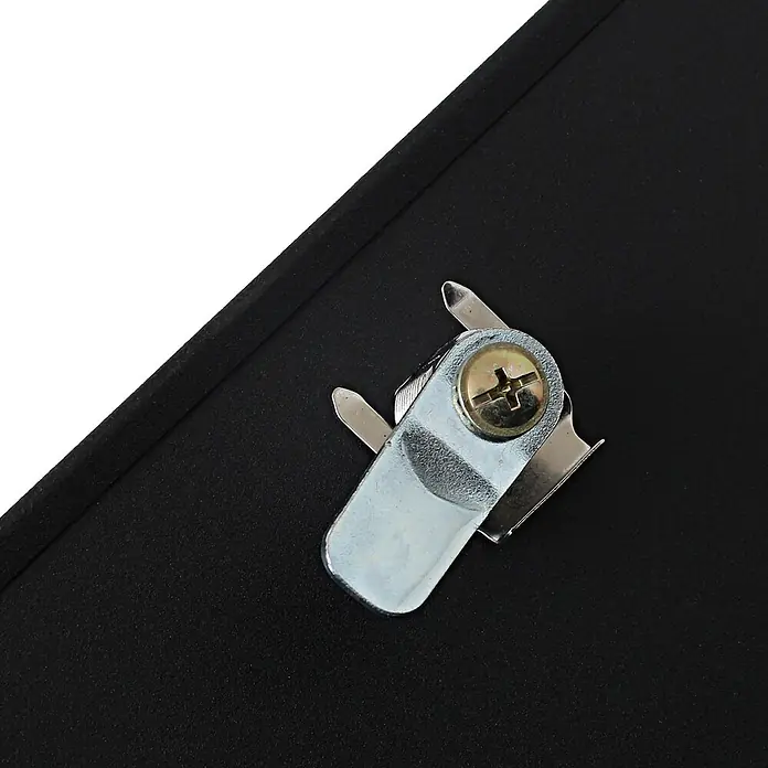 Mendler Briefkasten HWC-B28, pulverbeschichtet - schwarz -  - Nahaufnahme eines silbernen Metall-Schließzylinders mit Kreuzschlitzschraube, montiert auf einer dunklen Texturplatte.