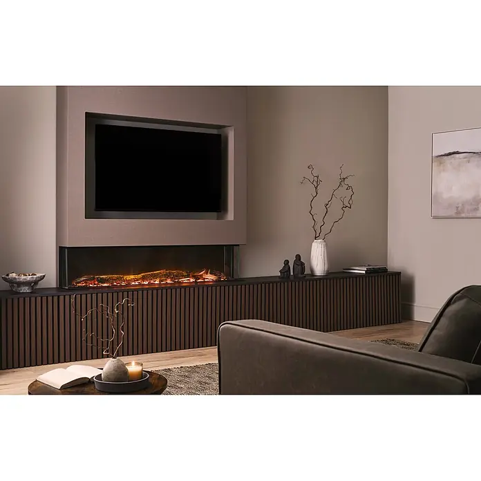 Focalpoint Chimenea eléctrica Eccentra 1250 - L x An x Al: 22,3 x 126,6 x 24,4 cm - Moderna consola multimedia empotrada con base de madera de listones oscuros y chimenea eléctrica integrada, soportando un televisor en una sala elegante.