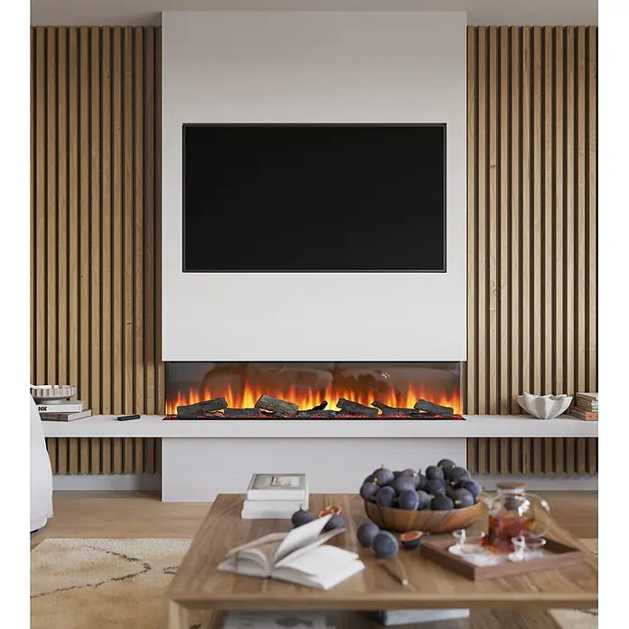 Focalpoint Chimenea eléctrica Eccentra 1250 - L x An x Al: 22,3 x 126,6 x 24,4 cm - Salón moderno con chimenea eléctrica empotrada bajo un televisor, integrada en una consola blanca con paneles de lamas de madera natural.