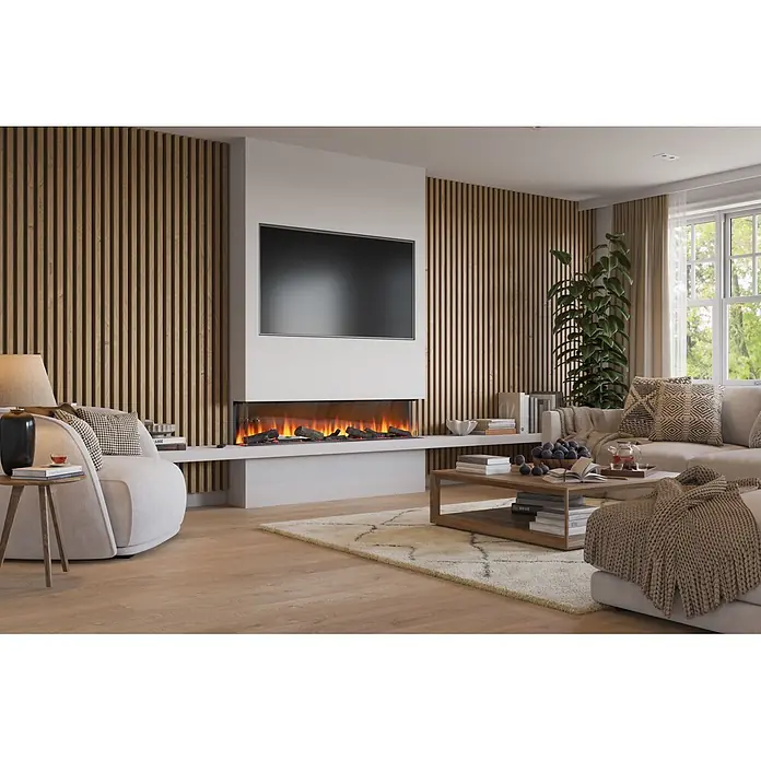 Focalpoint Chimenea eléctrica Eccentra 1250 - L x An x Al: 22,3 x 126,6 x 24,4 cm - Salón moderno con paneles de lamas de madera verticales y chimenea eléctrica empotrada con TV encima, decorado con muebles acogedores.