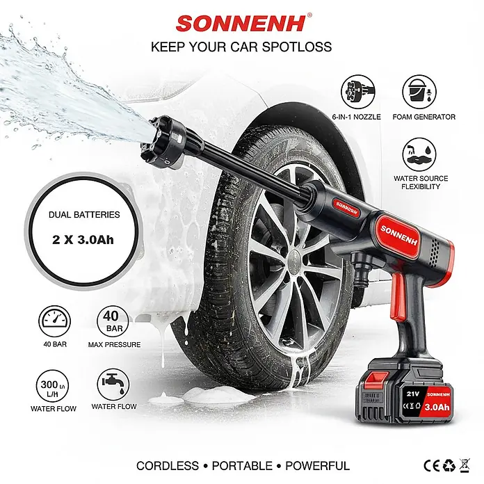 SONNENH Akku-Hochdruckreiniger - 2 Akkus - Schwarz-roter Akku-Hochdruckreiniger sprüht Wasser und Schaum auf einen Autoreifen, betont Tragbarkeit und Reinigungsleistung.