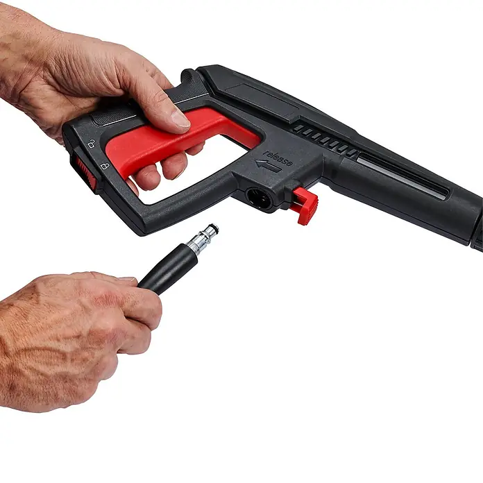 Einhell PXC 18V Akku-Hochdruckreiniger Hypresso 36/105 - 36 V, Ohne Akku - Hände verbinden eine schwarz-rote Hochdruckreinigerpistole mit einem schwarzen Schlauch mittels Schnellkupplung.