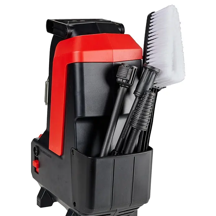 Einhell PXC 18V Akku-Hochdruckreiniger Hypresso 36/105 - 36 V, Ohne Akku - Schwarz-roter Hochdruckreiniger mit Zubehör wie Bürste und Düsen, in einem Seitenfach verstaut.