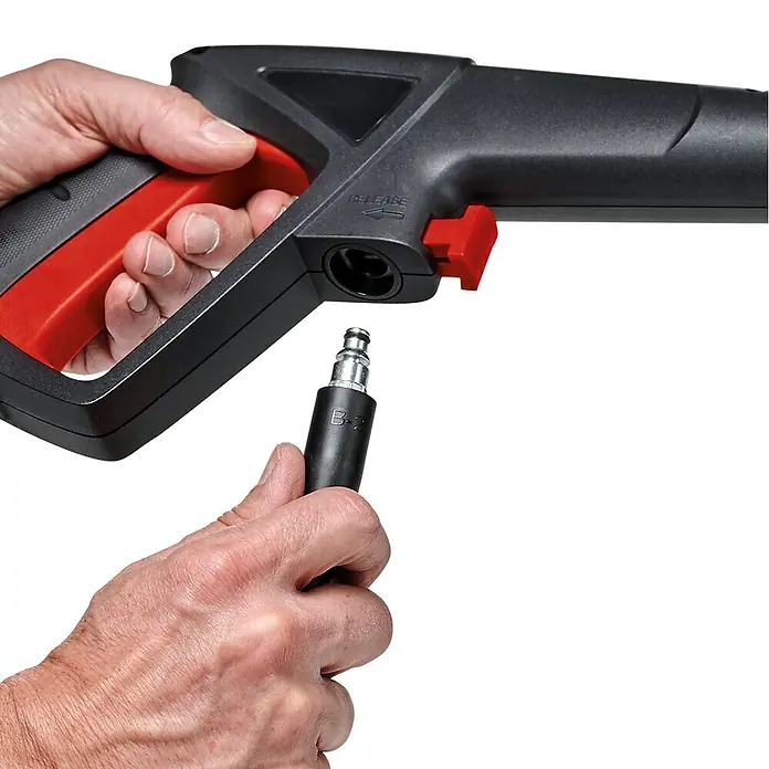 Einhell Classic Hochdruckreiniger TC-HP 90 - 1.200 W, Fördermenge: 372 l/h - Hände verbinden eine schwarze Hochdruckreinigerpistole mit rotem Abzug und einen schwarzen Schlauch mit Schnellkupplung.